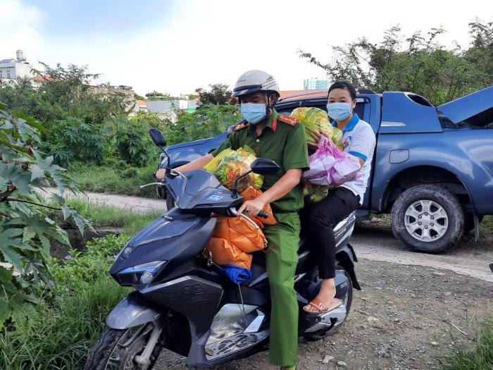 Trao quà đến người dân ở P.Phước Long A, P.Long Phước (ngày 17/09/2021)